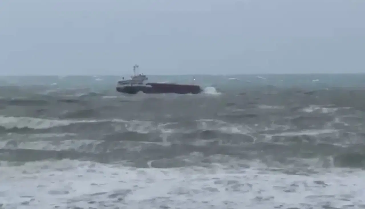 Sarıyer'de fırtına nedeniyle kuru yük gemisi sürüklendi