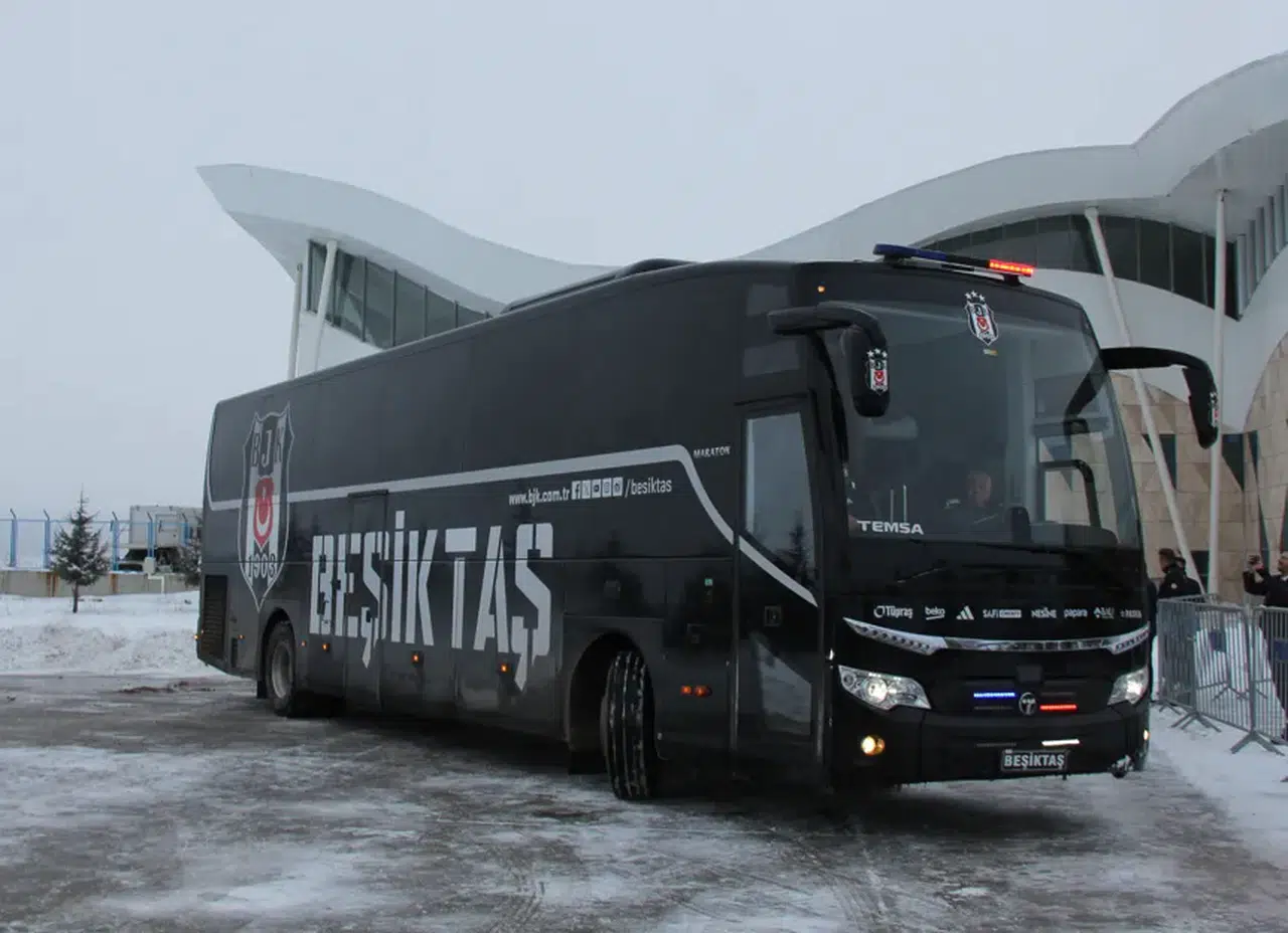 Beşiktaş’a dondurucu soğukta çiçekli karşılama