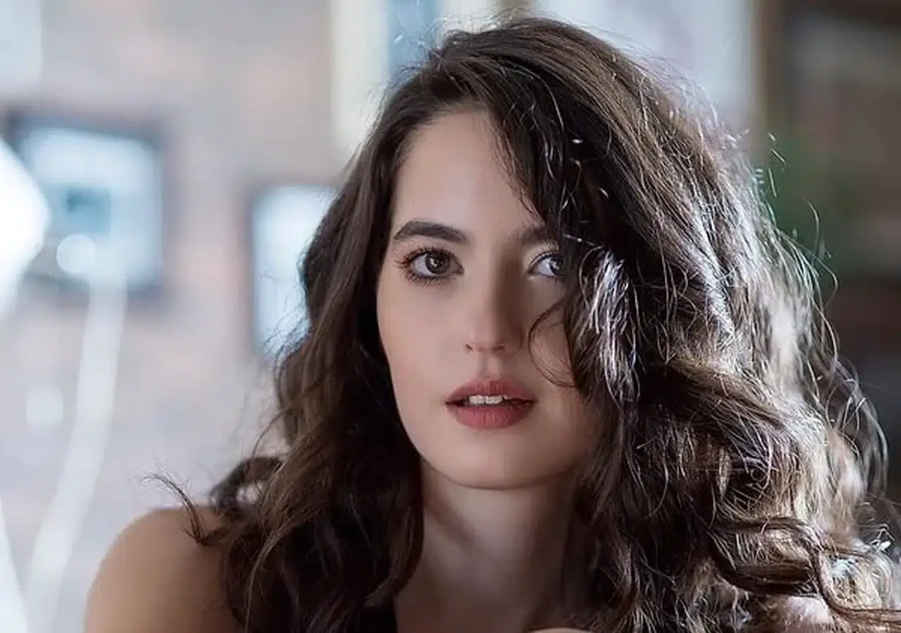 Ezgi Şenler kimdir ? : Türk Dizi ve Sinema Dünyasında Yükselen Yıldız