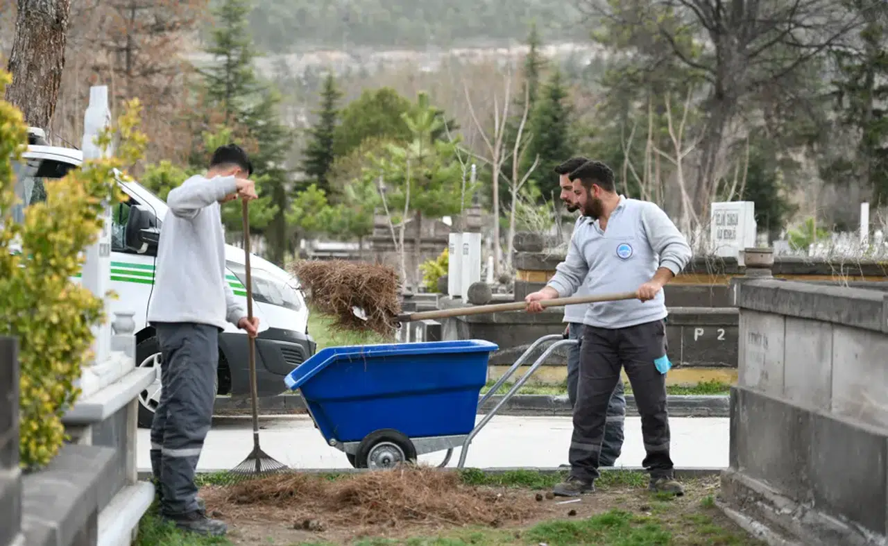 Kayseri'de mezarlıklarda bayram hazırlığı: Ücretsiz ulaşım hizmetiyle kabir ziyaretleri için hazırız!