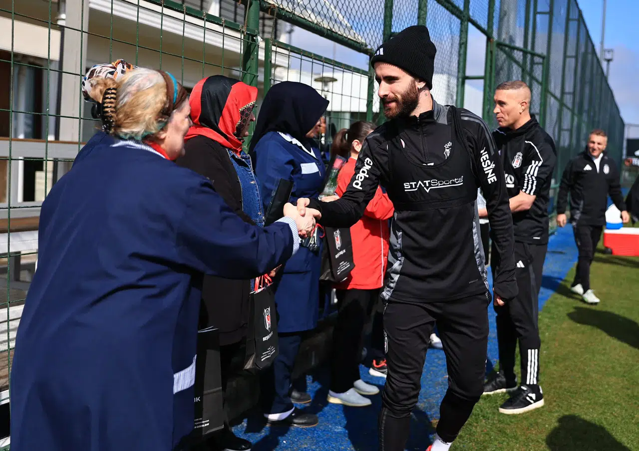 Beşiktaş, Nevzat Demir Tesisleri'nde Kadın Personellere 8 Mart Dünya Kadınlar Günü Kutlaması Yaptı