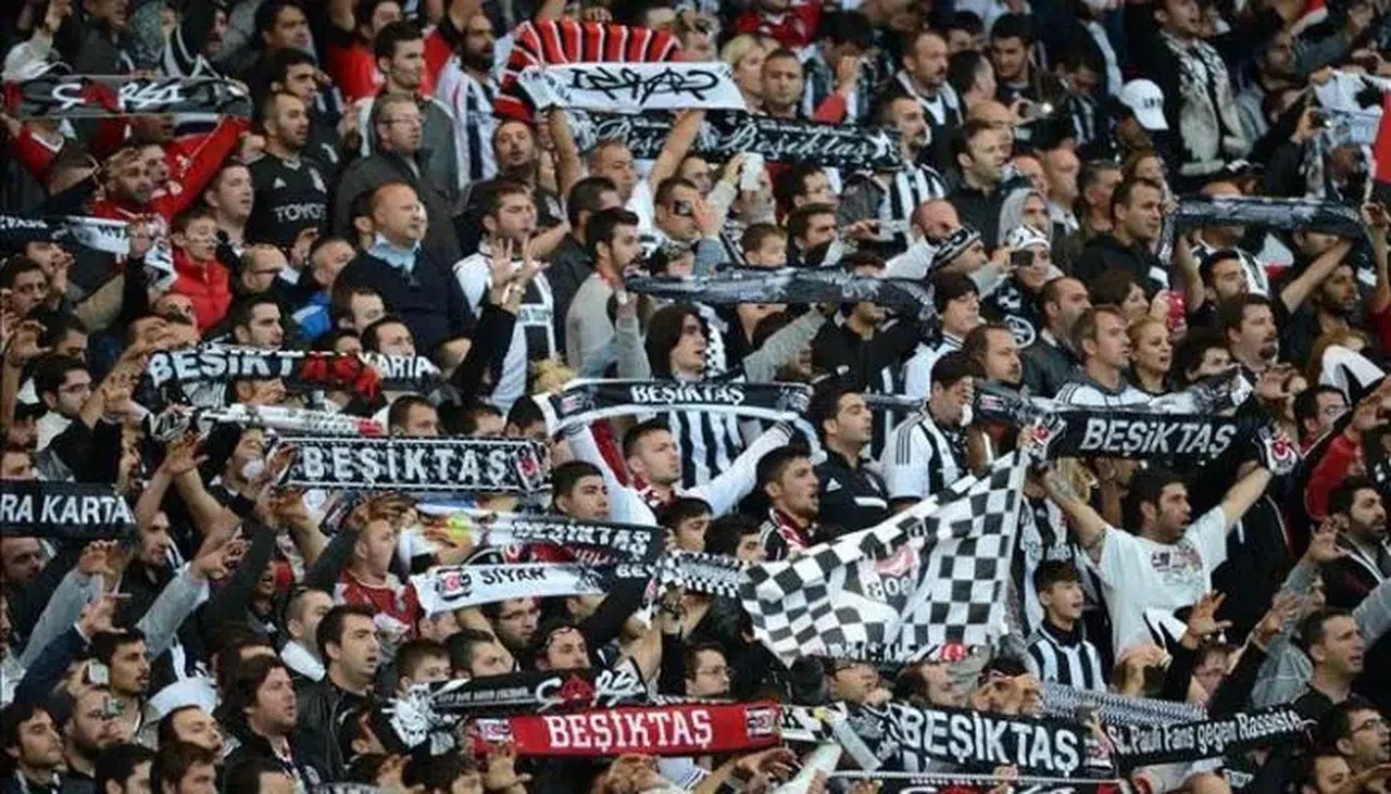 Beşiktaş Taraftarından Derbiye Hakem Tepkisi