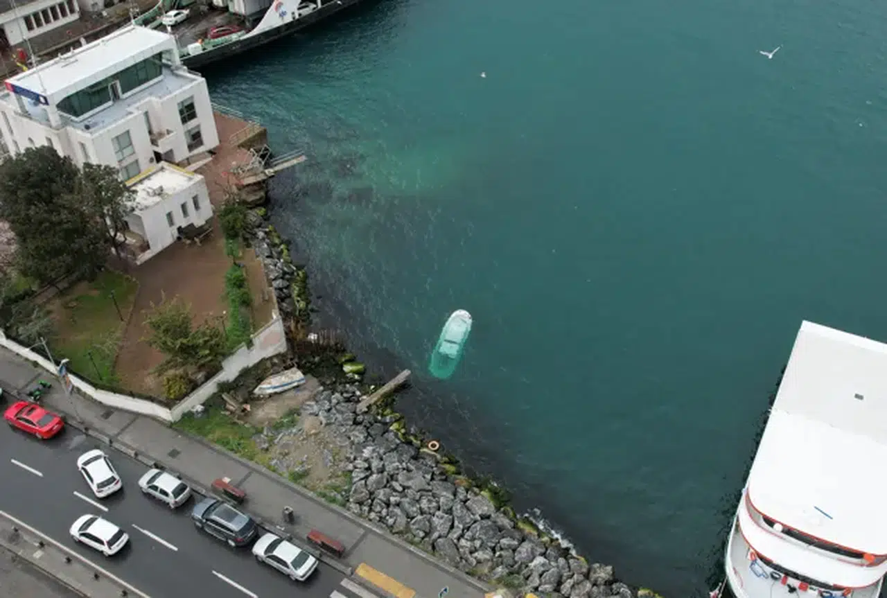 Üsküdar'da şiddetli rüzgar balıkçı teknesini batırdı!