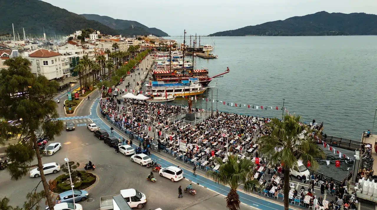 Marmaris'te Kadir Gecesi'nde iftar coşkusu: Başkan Acar Ünlü, binlerce vatandaşı ağırladı!