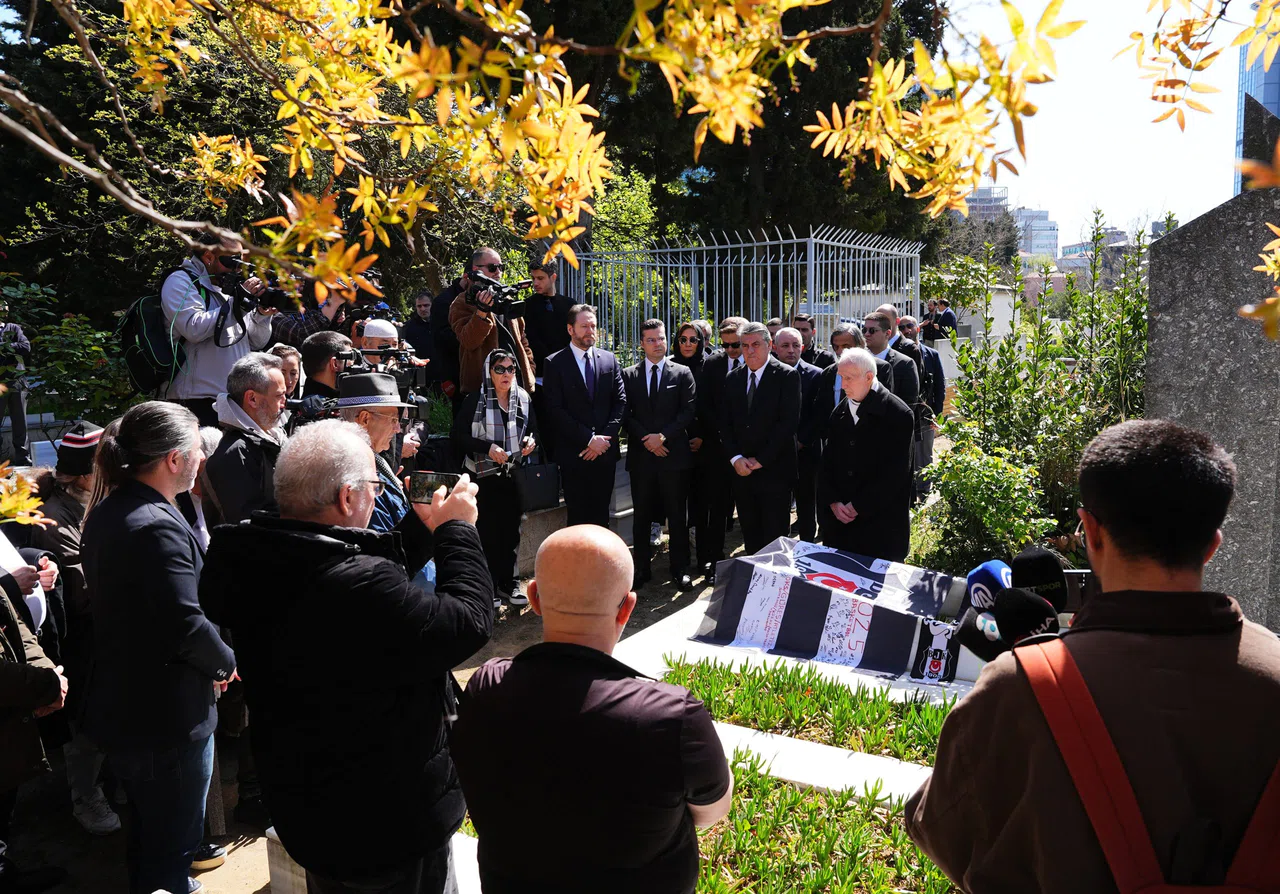 Beşiktaş’ın Efsanesi Baba Hakkı, Mezarı Başında Saygıyla Anıldı