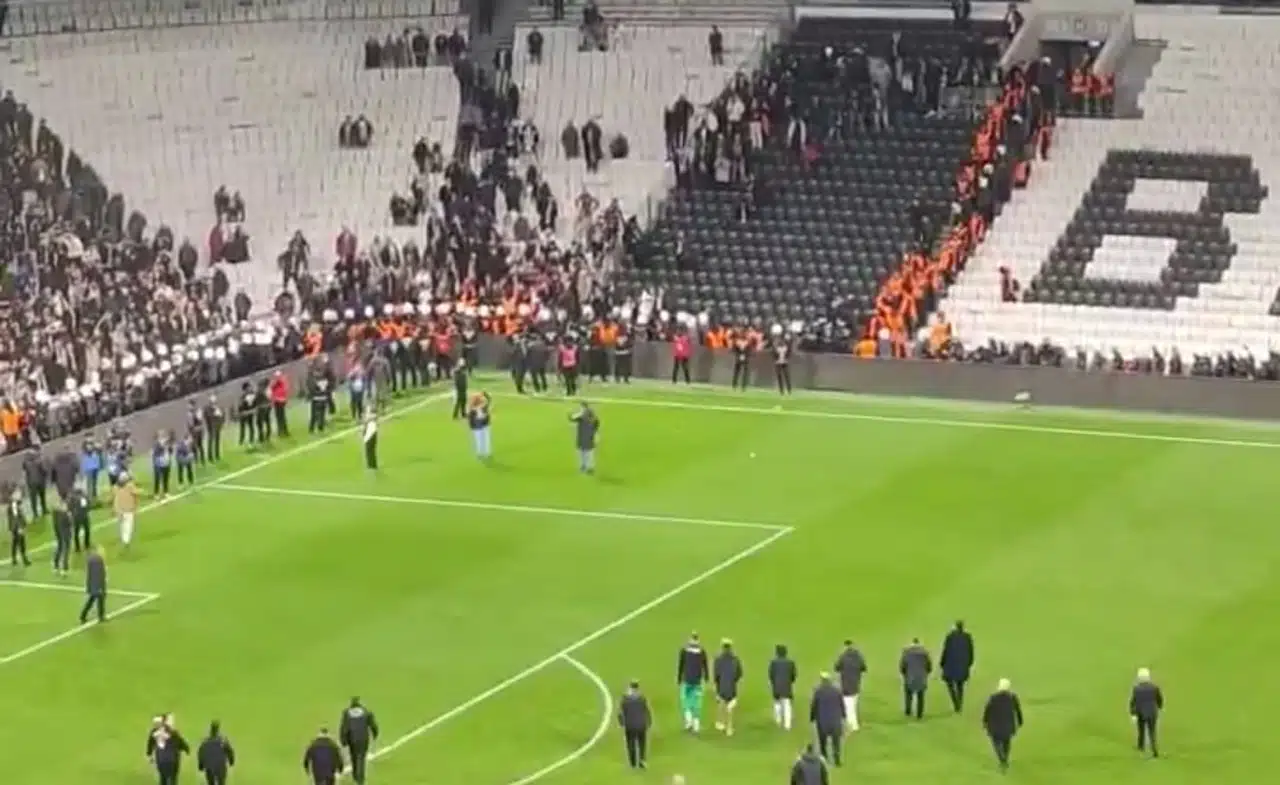 Tribünler Ayağa Kalktı