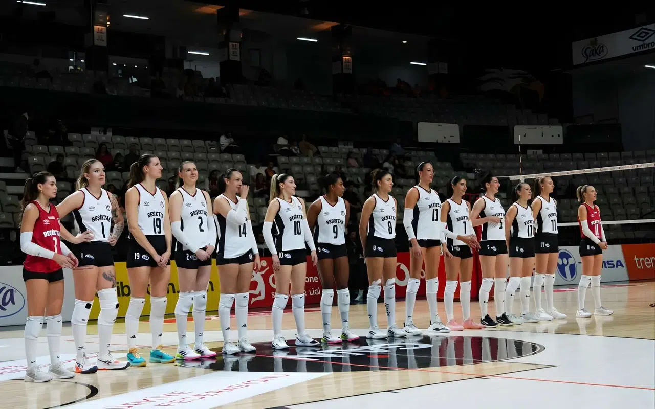 Siyah-Beyazlı Kadınlar Parkede Şov Yaptı: Üç Sette Zafer!