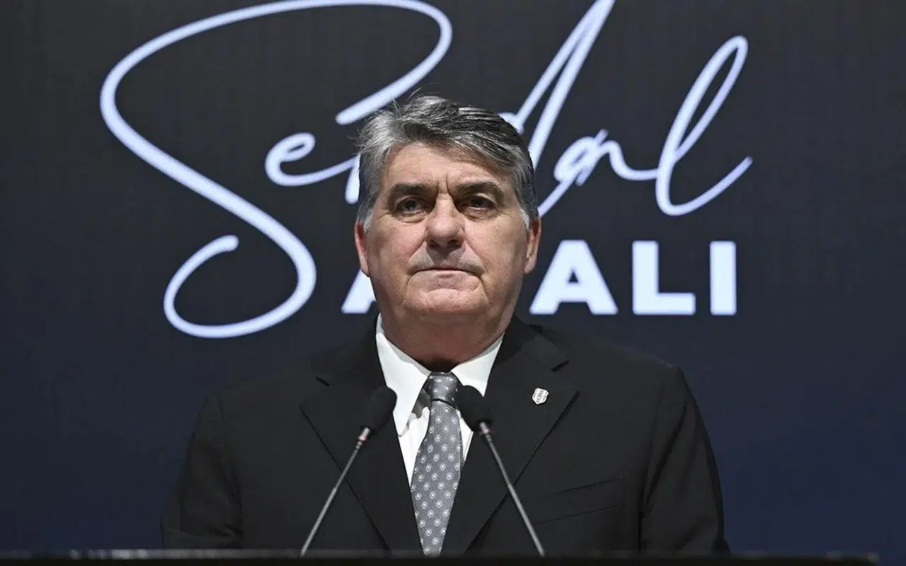 Serdal Adalı elini cebine attı!