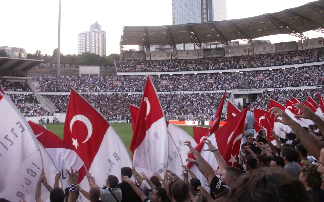 Fenerbahçe derbisi için tribün hazırlıkları sürüyor!