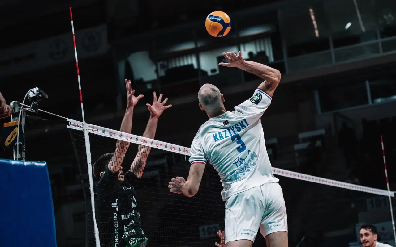 Halkbank’tan üç setlik gövde gösterisi!