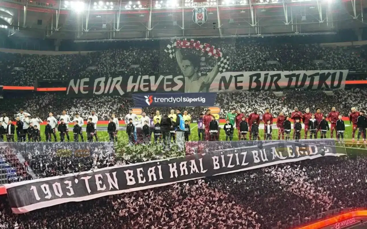 Beşiktaş taraftarından derbiye özel pankartlar