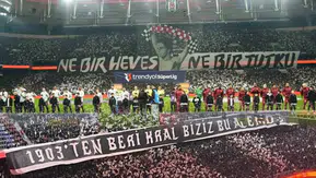 Beşiktaş taraftarından derbiye özel pankartlar