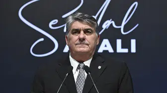 Serdal Adalı elini cebine attı!