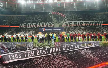 Beşiktaş taraftarından derbiye özel pankartlar