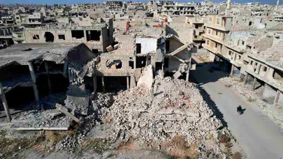 Suriye'de Esad'ın askerleri bombalanan evlerin demirlerini söküp sattı