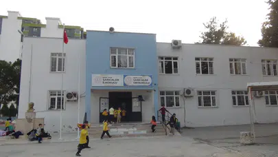 Mersin’de bir veli ve ağabeyinin öğretmeni darbetmesi saniye saniye görüntülendi