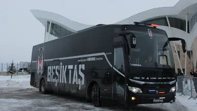 Beşiktaş’a dondurucu soğukta çiçekli karşılama