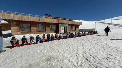 Miniklerden 3 bin rakımda kayak keyfi: Hakkari'de sağlıklı gelecek için spor aktivitesi!