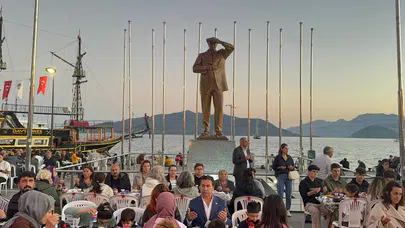 Başkan Aras ve Başkan Ünlü, Marmaris'te binlerce kişiyle iftar yaptı