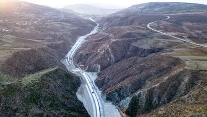 Tokat-Niksar yolunda 12 yıllık iş bırakma eylemi: İşçiler maaşlarını istemek için toplandı!
