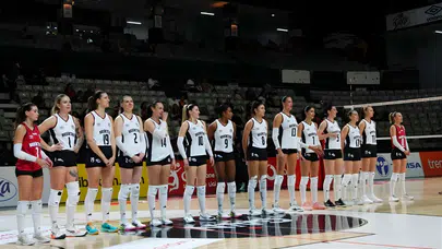 Siyah-Beyazlı Kadınlar Parkede Şov Yaptı: Üç Sette Zafer!