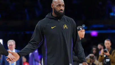 LeBron James tarihe geçti aynı gecede iki büyük rekor kırdı