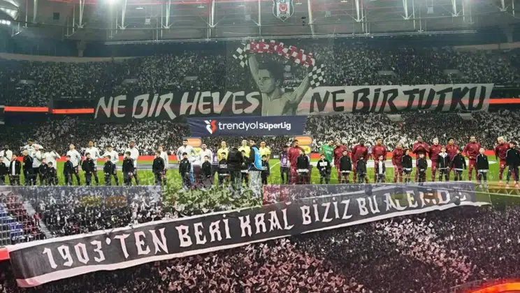 Beşiktaş taraftarından derbiye özel pankartlar