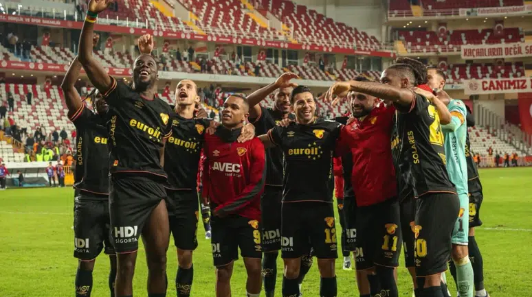 Deplasmanda zirveyi zorluyor