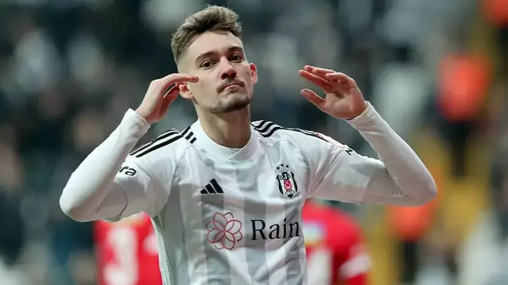 Beşiktaş’ın Arnavut futbolcusu Ernest Muçi, gol sonrası sevincini taraftarla paylaşıyor. Sakatlığı nedeniyle durumu belirsiz olan 24 yaşındaki oyuncunun, Fenerbahçe derbisine yetiştirilmesi için çalışmalar sürüyor.