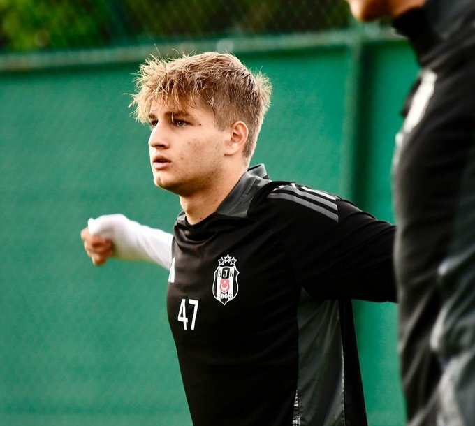 Azem Yortaç Hangi Ayağını Kullanıyor?