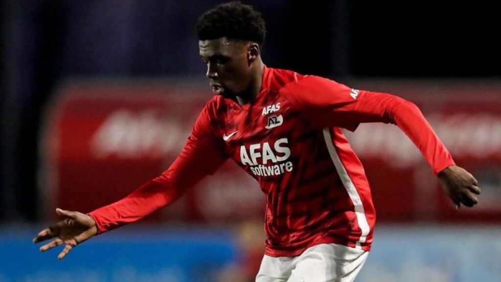 Ernest Poku Hangi ayağını kullanıyor?