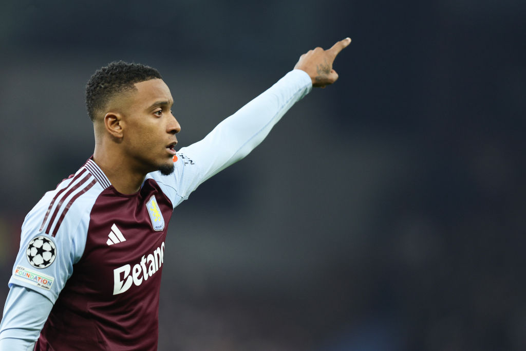 Ezri Konsa Hangi Mevkide Oynuyor?