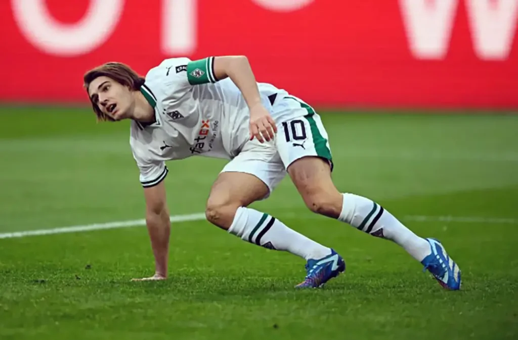 Florian Neuhaus Hangi Ayağını Kullanıyor?