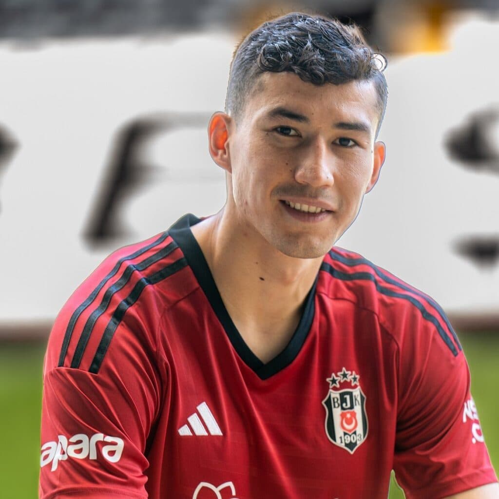 Beşiktaş’ın Kazak futbolcusu Bakhtiyor Zaynutdinov'un takımda kalıp kalmayacağı tartışılıyor. Zaynutdinov'un performansı, sakatlık süreci ve geleceği hakkında taraftarın görüşlerini almak için soruyoruz!