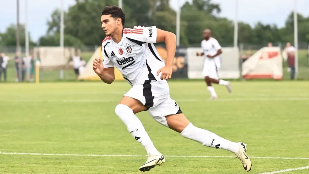 Mustafa Hekimoğlu Hangi Mevkilerde Oynuyor?