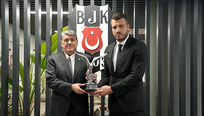 Beşiktaş Başkanı Adalı'dan Plaket Takdimi