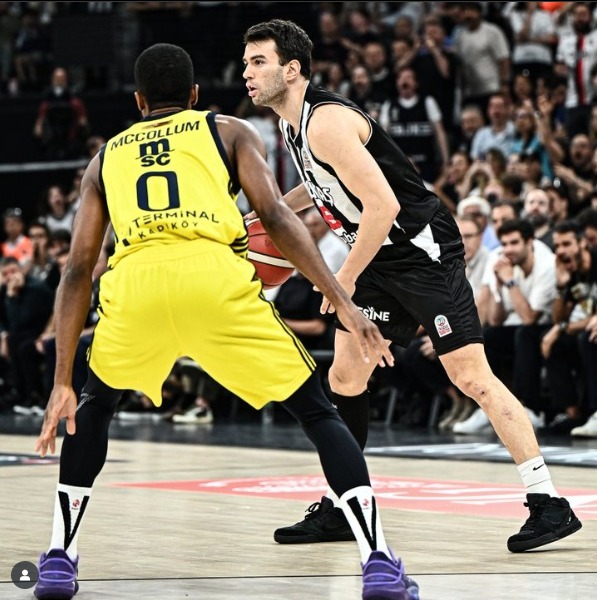 Yarı final serisinin ikinci maçında Beşiktaş Fibabanka, Fenerbahçe Beko karşısında ilk çeyrekte yakaladığı üstünlüğü ikinci çeyreğe de taşıdı. İkinci periyoda 4-0’lık seriyle başlayan siyah-beyazlılar, savunmadaki agresifliğini sürdürdü. Kenardan gelen Derek Needham’ın da katkısıyla oyunun temposunu belirleyen Beşiktaş, ilk 3 dakikalık bölümde farkı 16 sayıya kadar çıkardı. Fenerbahçe, bu çeyrekte de hücumda organize olmakta büyük sıkıntı yaşadı. Beşiktaş’ın sert savunmasına karşı çözüm üretemeyen sarı-lacivertliler, çeyreğin ilk 6 dakikasını 12-5 geride geçti. Bu bölümde skor 36-14’e geldi. Çeyreğin son bölümünde ise iki takım da düşük şut yüzdesiyle hücumlardan boş dönmeye başladı. Son 2 dakikalık bölümde karşılıklı üçlükler skora yansırken, Beşiktaş yakaladığı farkı korumayı başardı ve soyunma odasına büyük bir avantajla girdi. 50-31