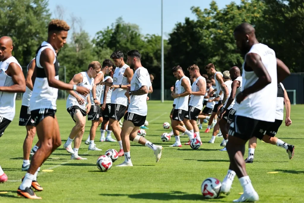 Jurasek Ve Abraham Birbirine Isınıyor!