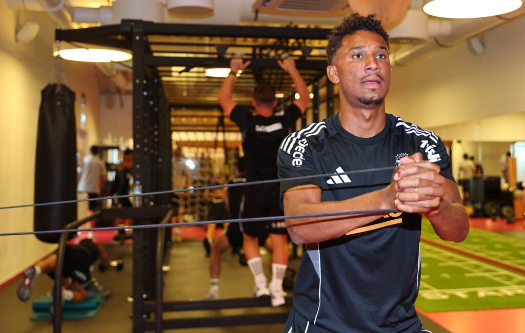 Oyuncular Salonda Ter Döktü! felix uduokhai