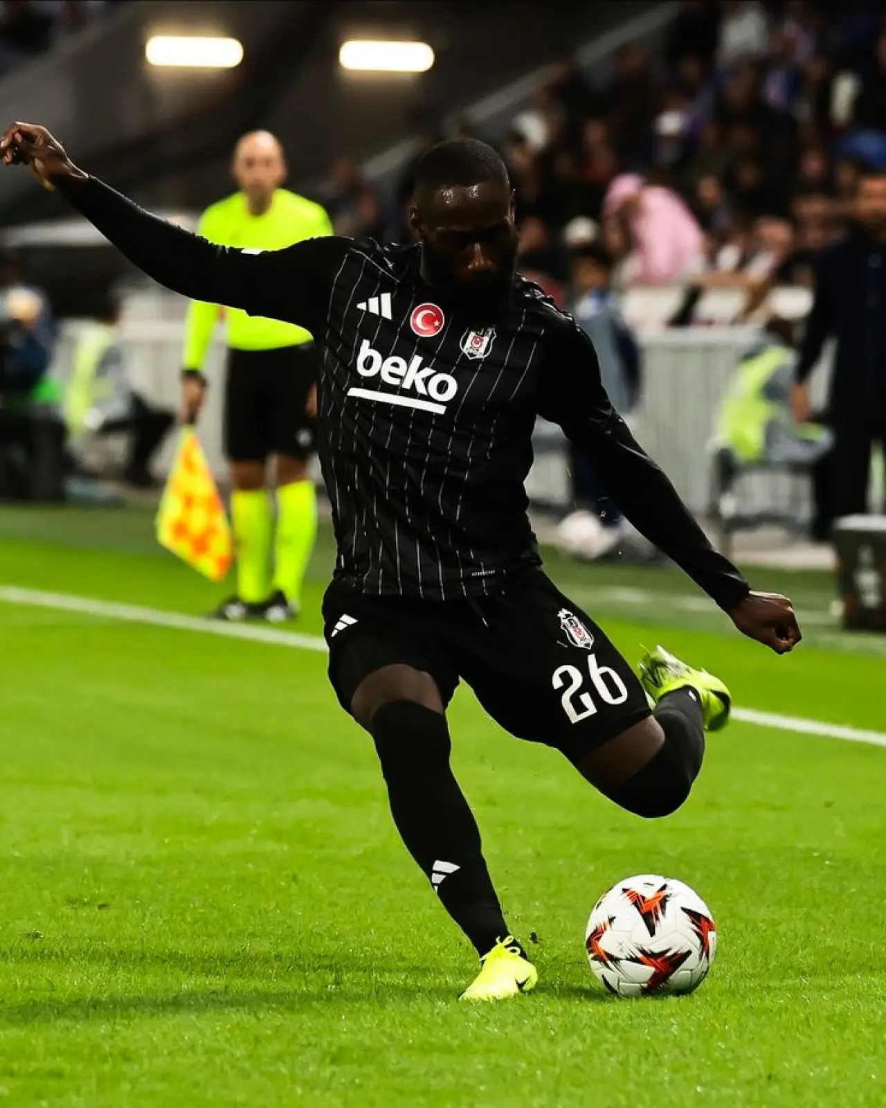 Masuaku, doğum adıyla Arthur Masuaku, Demokratik Kongolu bir futbolcu olup doğum tarihi 7 Nisan 1993'tür. Sol bek mevkiinde oynamaktadır.