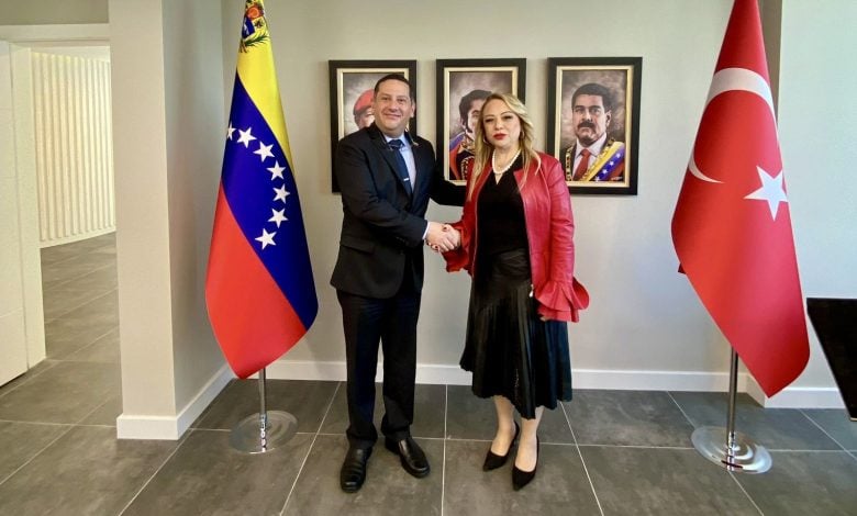 Türkiye ile Venezuela arasında sağlık turizminde işbirliği başladı 1 Türkiye ile Venezuela arasındaki sağlık sektöründe işbirliği başladı. İki ülke arasındaki anlaşma ile birlikte sağlık turizmi alanında ortak projeler gerçekleştirilecek Türkiye ile Venezuela arasındaki sağlık sektöründe işbirliği başladı. İki ülke arasındaki anlaşma ile birlikte sağlık turizmi alanında ortak projeler gerçekleştirilecek