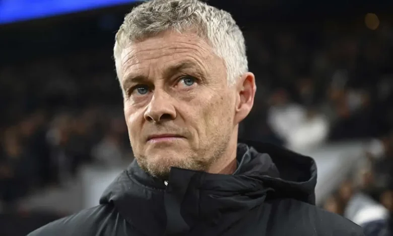 Acı Reçete 1 Beşiktaş dün, hakemin oyuna etki etmeye başladığı ana kadar önceki maçlardan çok da farklı oynamadı. Ancak, Solskjaer'in oyun felsefesinin takıma kazandırılması, sezon sonuna kadar daha sistemli bir şekilde sahaya yansıtılmalı. Bu süreç, takımın kimliğini bulması açısından oldukça önemli. Dün bunun sadece 10-15 dakikalık bir kısmı görülebilmiş olsa da, takımın şu anki durumu göz önüne alındığında, 45 dakika boyunca bu oyun tarzını sürdürebilmesi pek mümkün görünmüyor. Beşiktaş dün, hakemin oyuna etki etmeye başladığı ana kadar önceki maçlardan çok da farklı oynamadı. Ancak, Solskjaer'in oyun felsefesinin takıma kazandırılması, sezon sonuna kadar daha sistemli bir şekilde sahaya yansıtılmalı. Bu süreç, takımın kimliğini bulması açısından oldukça önemli. Dün bunun sadece 10-15 dakikalık bir kısmı görülebilmiş olsa da, takımın şu anki durumu göz önüne alındığında, 45 dakika boyunca bu oyun tarzını sürdürebilmesi pek mümkün görünmüyor.