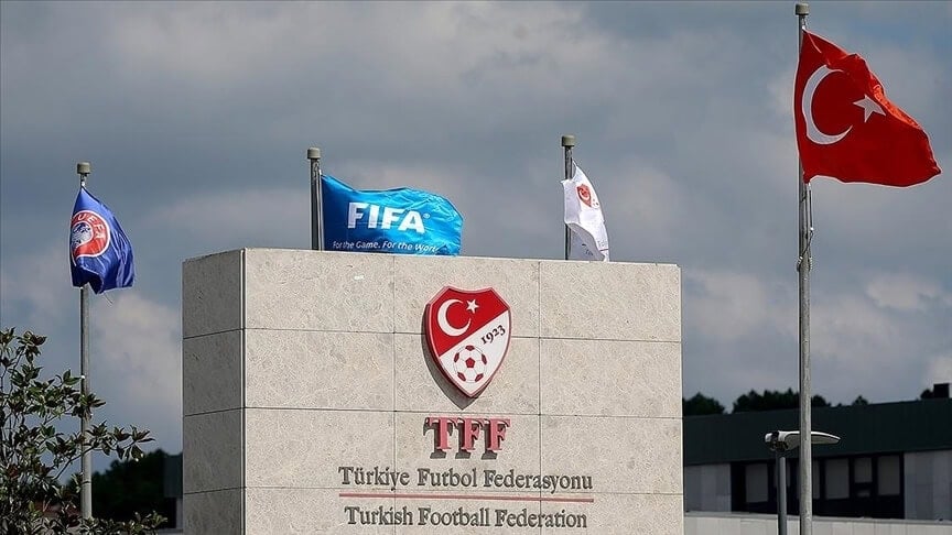 Resimde TFF binası ve Türk bayrağı gözükmekte