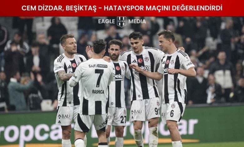 Beşiktaşlı futbolcuların Hatayspor karşısında alınan galibiyet sonrası sevinç yaşadığı anı gösteren görsel. Üst bölümde “Cem Dizdar, Beşiktaş – Hatayspor maçını değerlendirdi” başlığı yer alırken, arka planda Vodafone Park tribünleri ve taraftarlar görülüyor. Eagle Media logosu da görselin üst merkezinde konumlanmış.