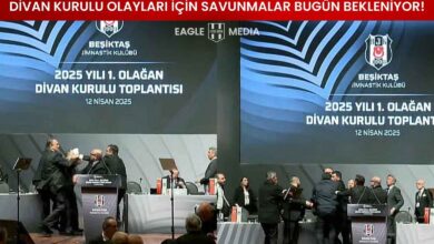 Beşiktaş 2025 yılı 1. Olağan Divan Kurulu Toplantısı'nda sahnede yaşanan arbede görüntülenmiş. Bir grup görevli ve üye birbirine müdahale ederken güvenlik gerginliğe müdahale ediyor. Üstte kırmızı bir şerit içinde “Divan Kurulu Olayları İçin Savunmalar Bugün Bekleniyor!” yazısı yer alıyor. Arka planda Beşiktaş logosu ve toplantı tarihi (12 Nisan 2025) görülüyor.