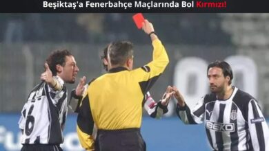 Beşiktaşlı futbolcular, hakemin kırmızı kart göstermesi sonrası tepki gösteriyor. Hakem sırtı dönük şekilde kartı havaya kaldırmışken, siyah-beyazlı iki oyuncu itiraz halinde görülüyor. Görselin üst kısmında “Beşiktaş’a Fenerbahçe Maçlarında Bol Kırmızı!” başlığı yer alıyor.