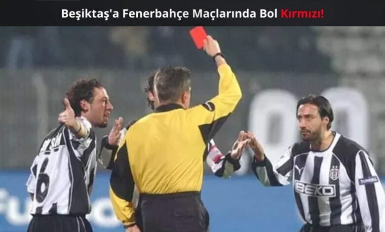 Beşiktaşlı futbolcular, hakemin kırmızı kart göstermesi sonrası tepki gösteriyor. Hakem sırtı dönük şekilde kartı havaya kaldırmışken, siyah-beyazlı iki oyuncu itiraz halinde görülüyor. Görselin üst kısmında “Beşiktaş’a Fenerbahçe Maçlarında Bol Kırmızı!” başlığı yer alıyor.