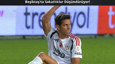 Beşiktaş formasıyla sahada sakatlanan futbolcu oturur pozisyonda kolunu kaldırarak değişiklik istiyor. Arka planda Trendyol Süper Lig reklam panosu görünmekte. Görselin üst kısmında “Beşiktaş’ta Sakatlıklar Düşündürüyor!” başlığı yer alıyor.