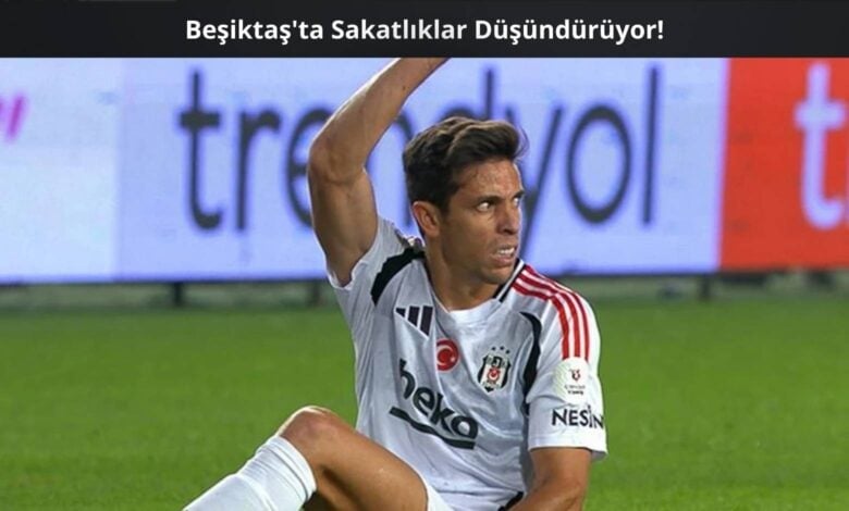 Beşiktaş formasıyla sahada sakatlanan futbolcu oturur pozisyonda kolunu kaldırarak değişiklik istiyor. Arka planda Trendyol Süper Lig reklam panosu görünmekte. Görselin üst kısmında “Beşiktaş’ta Sakatlıklar Düşündürüyor!” başlığı yer alıyor.