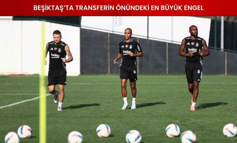 Beşiktaş formasıyla antrenman yapan üç futbolcu yeşil sahada koşu yapıyor. Önde antrenman topları dizili. Görsel, Beşiktaş’ta devam eden kontratların transfer planlamasını etkilediği habere ilişkin kullanılmıştır.